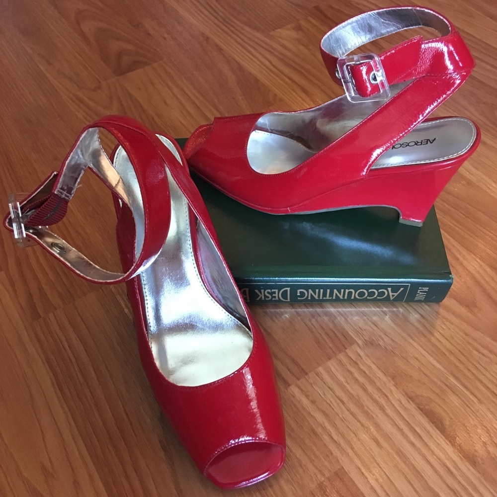 Aerosoles French Kiss wedge size 6.5 fits like a 6